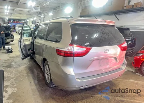 2015 Toyota Sienna Le z USA, uszkodzony, nr VIN 5TDKK3DCXFS535898